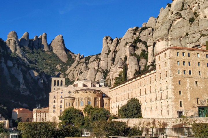 El monestir de Montserrat envoltat de muntanyes, punt clau de rutes de senderisme
