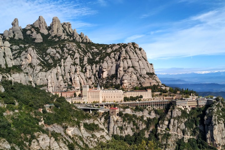 Vista panoràmica del monestir de Montserrat i les muntanyes icòniques de Catalunya