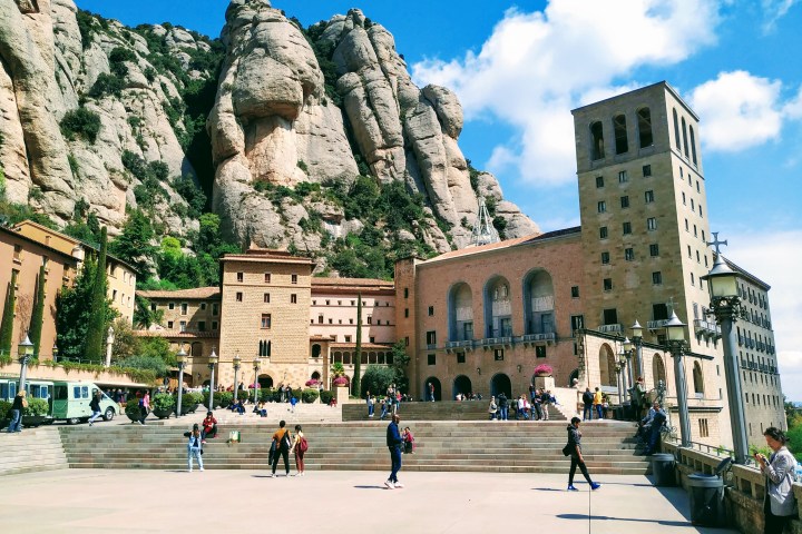 Entrada al monestir de Montserrat, inici de rutes guiades i senderisme des de Barcelona