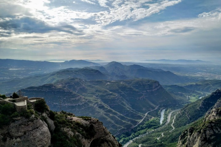 Mirador de Montserrat envoltat de muntanyes, punt clau de rutes de senderisme