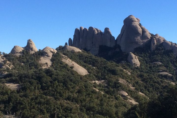 Paisatge de les agulles de Montserrat, una de les millors rutes de senderisme a Catalunya