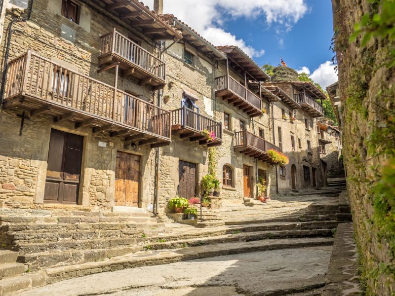Carrers medievals de Rupit, destinació de rutes guiades i senderisme cultural