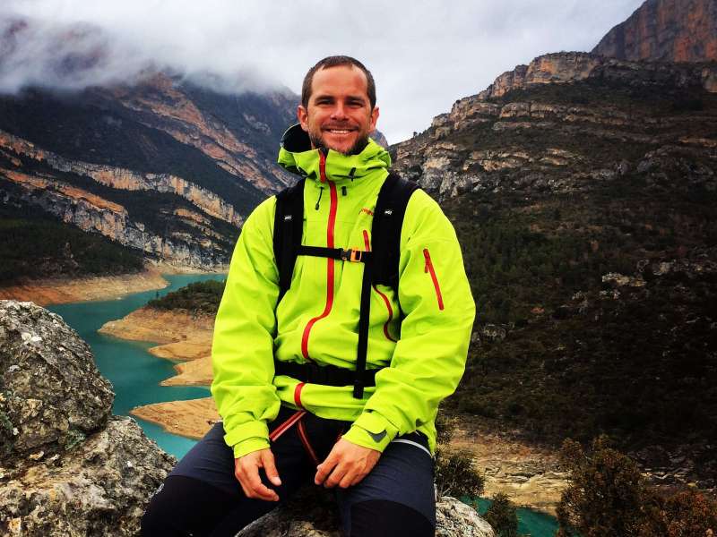 Ramon Burgues guia de muntanya a Catalunya amb vistes al pantà i serres pirinenques