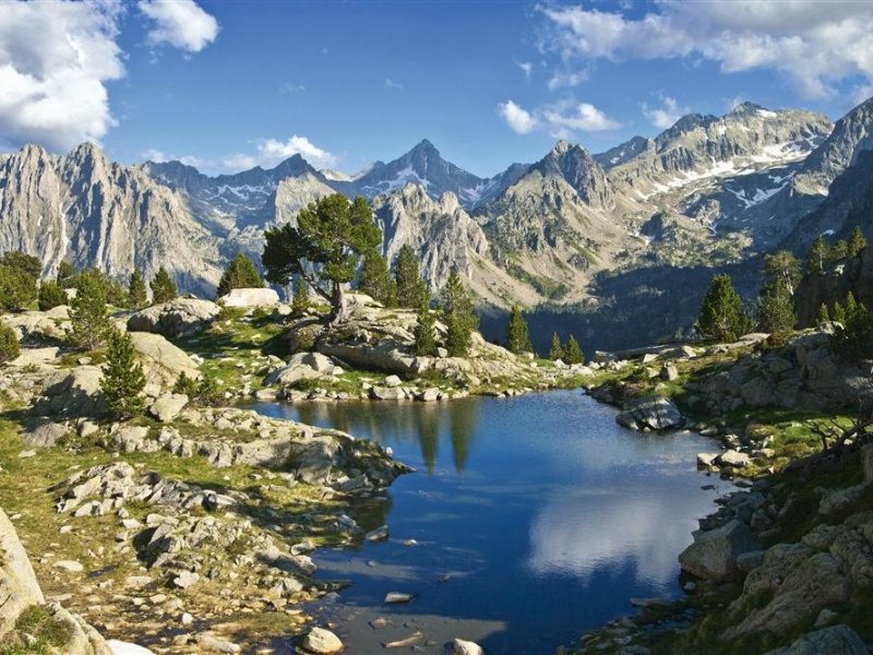 Llac glacial i cims del Parc Nacional d'Aigüestortes, rutes de trekking Pirineus
